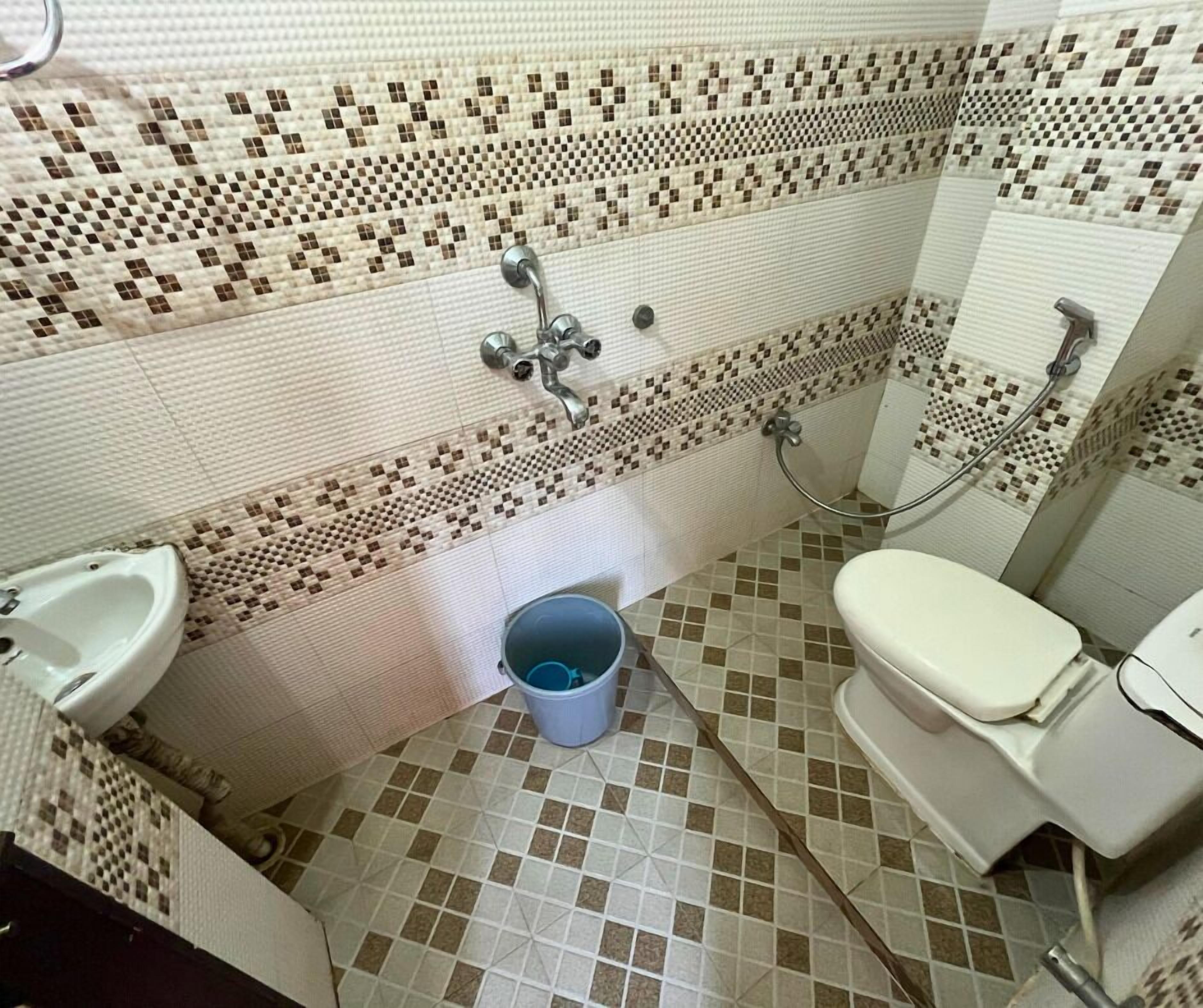 Shower, free toiletries, towels, soap