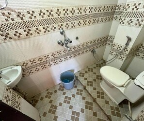 Shower, free toiletries, towels, soap - Sawkmie Hotel (Guwahati)
