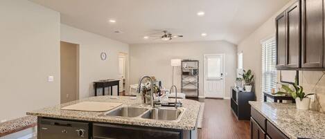 Réfrigérateur, micro-ondes, four, lave-vaisselle