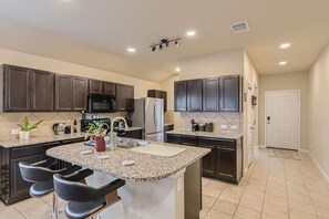 Fridge, microwave, oven, dishwasher - Serene 3BR Retreat near East Austin (Austin)