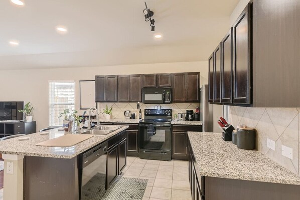 Een koelkast, een microgolfoven, een oven, een vaatwasser