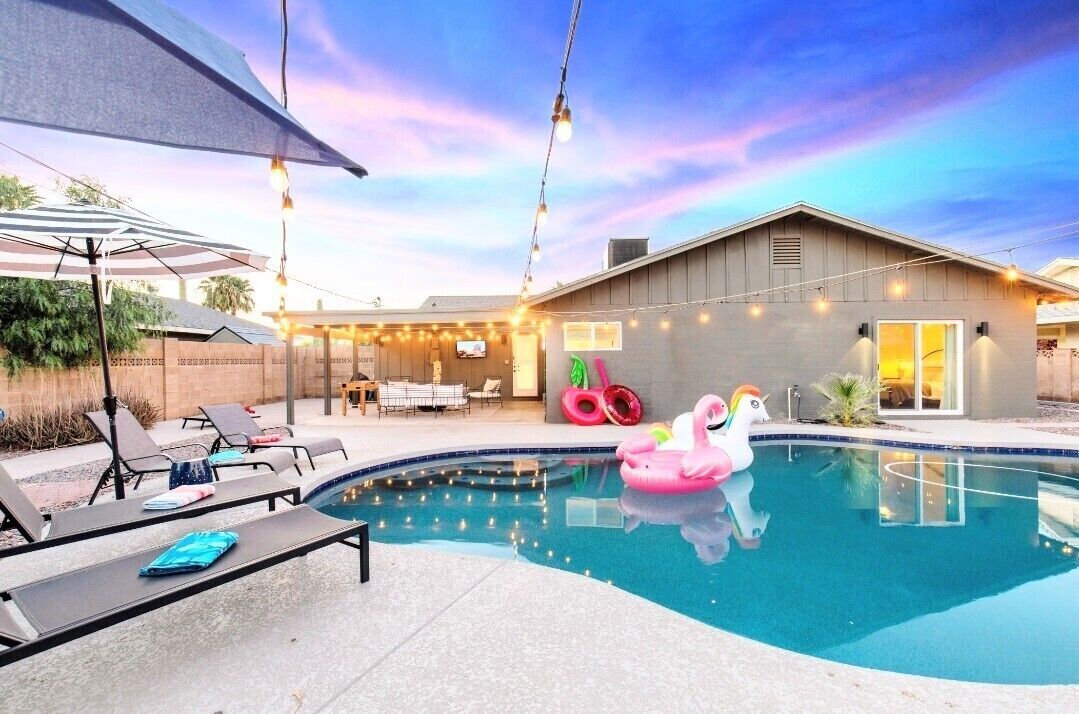25% off! Home with POOL minutes from Old Town 