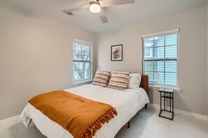 4 bedrooms, WiFi, bed sheets - Superb White Modern Farm House (Austin)
