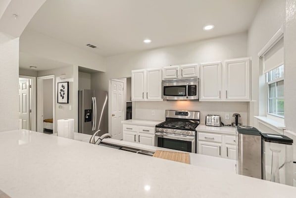 Een koelkast, een microgolfoven, een oven, een vaatwasser