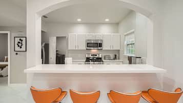 Kühlschrank, Mikrowelle, Ofen, Geschirrspüler