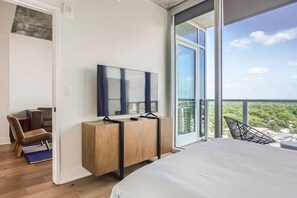 1 makuuhuone, työpöytä, silitysrauta/-lauta, vauvan matkasänky