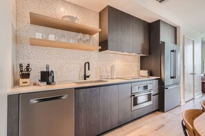 Jääkaappi, mikroaaltouuni, uuni, liesi