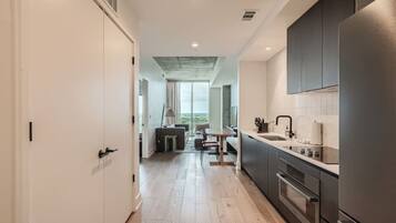 Een koelkast, een microgolfoven, een oven, een kookplaat