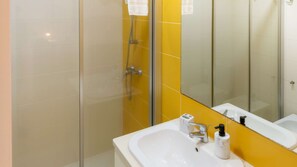 Shower, hair dryer, bidet, towels