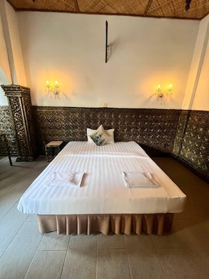 Premium bedding, individually decorated, individually furnished, desk - Le Hotel Hotel (Phnom Penh)