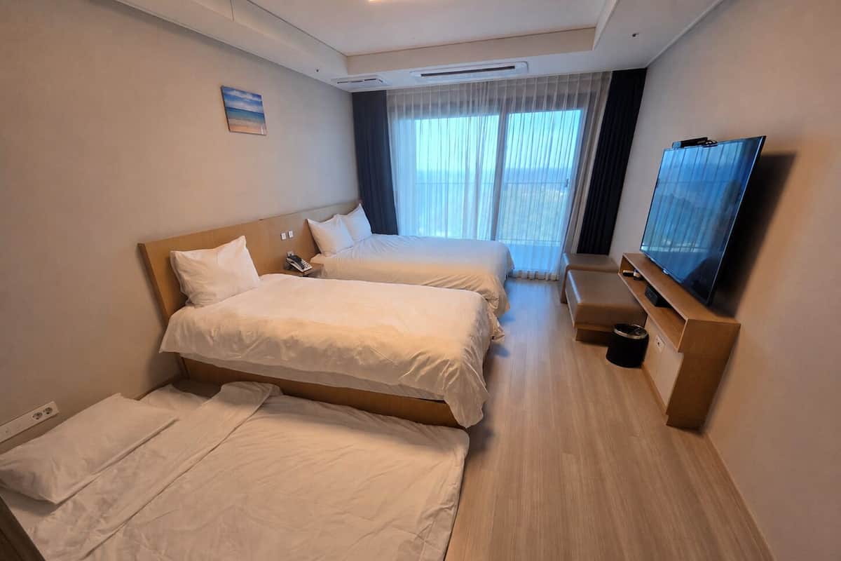 Chambre Deluxe avec lits jumeaux, vue partielle sur l'océan (4-person)