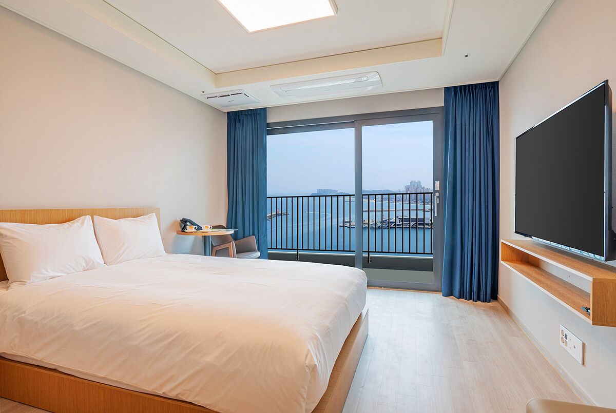 Panorama Ocean View Deluxe Double | Ropa de cama de alta calidad, cortinas opacas, wifi gratis