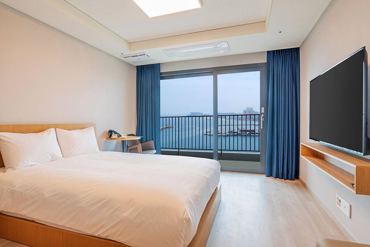 Panorama Ocean View Deluxe Double | Ropa de cama de alta calidad, cortinas opacas, wifi gratis