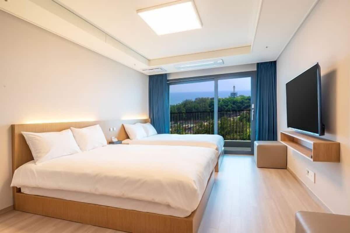 1 bedroom, premium bedding, blackout drapes, free WiFi