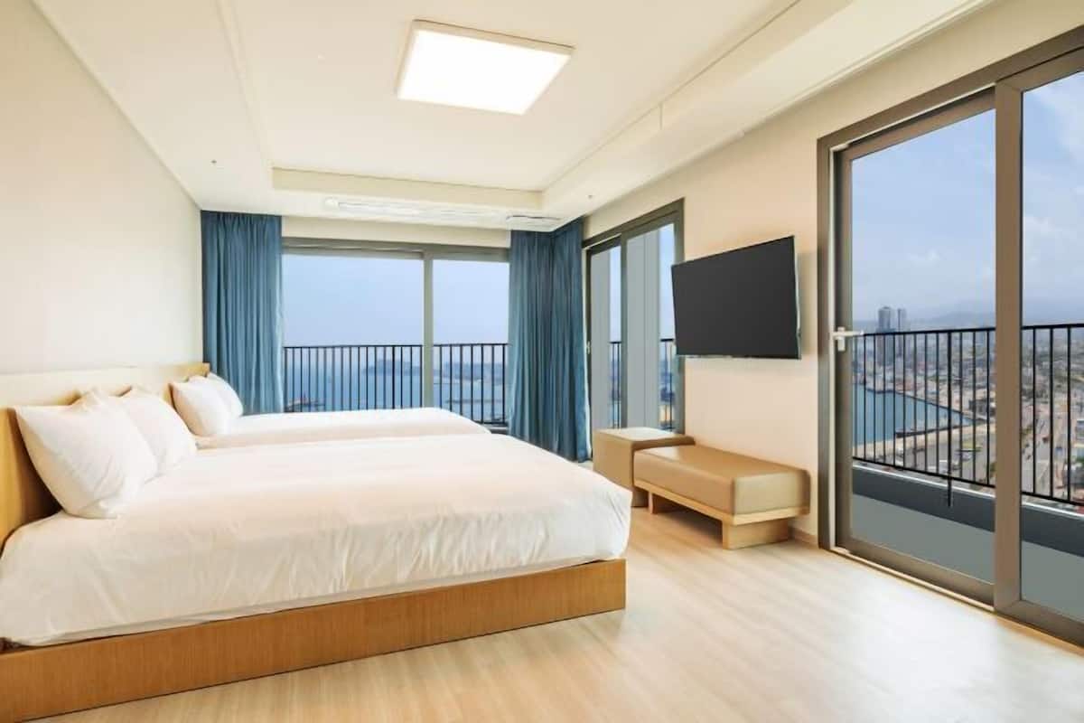 1 bedroom, premium bedding, blackout drapes, free WiFi