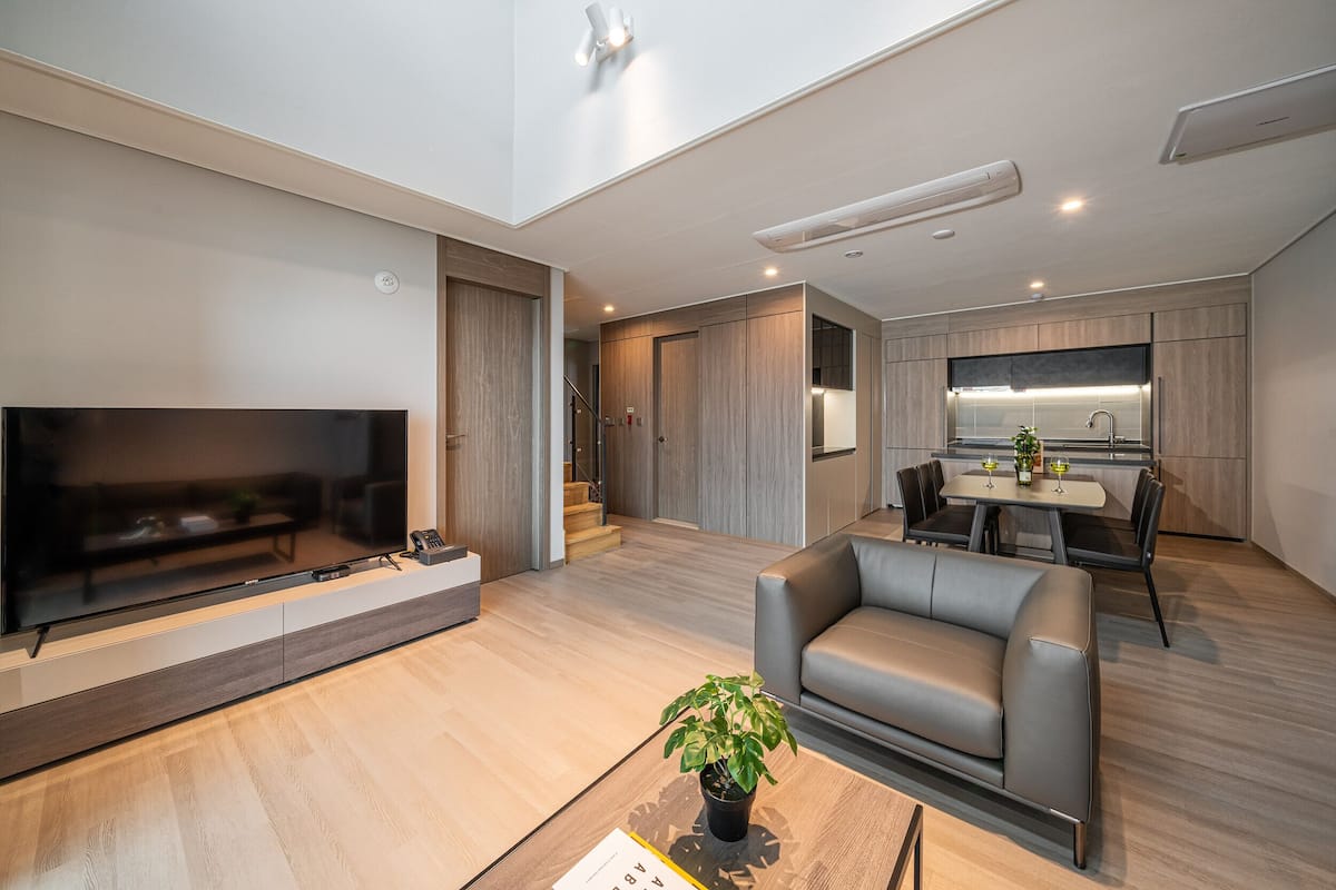 Panorama Ocean View Penthouse Premier | 1 bedroom, premium bedding, blackout drapes, free WiFi