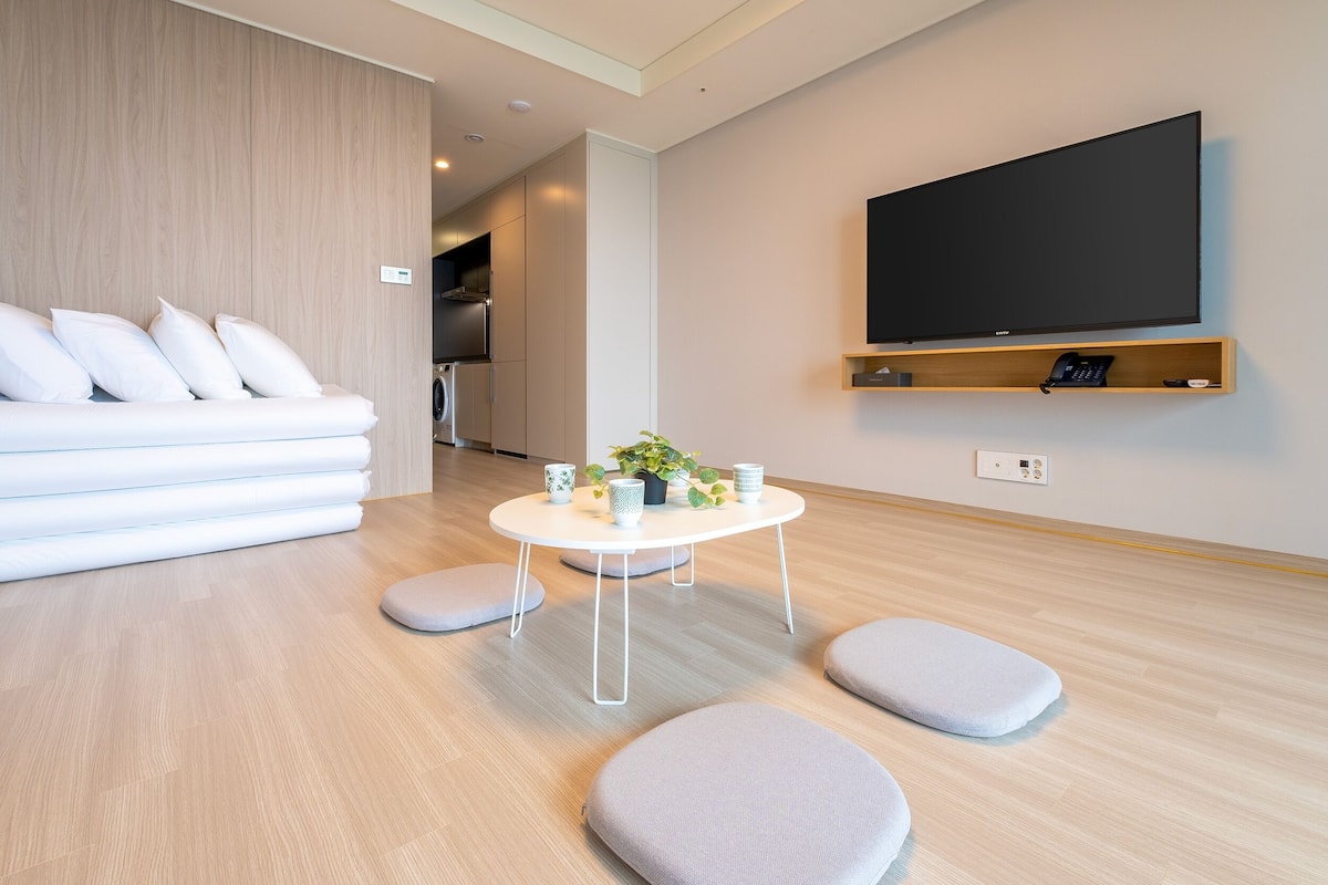 1 bedroom, premium bedding, blackout drapes, free WiFi