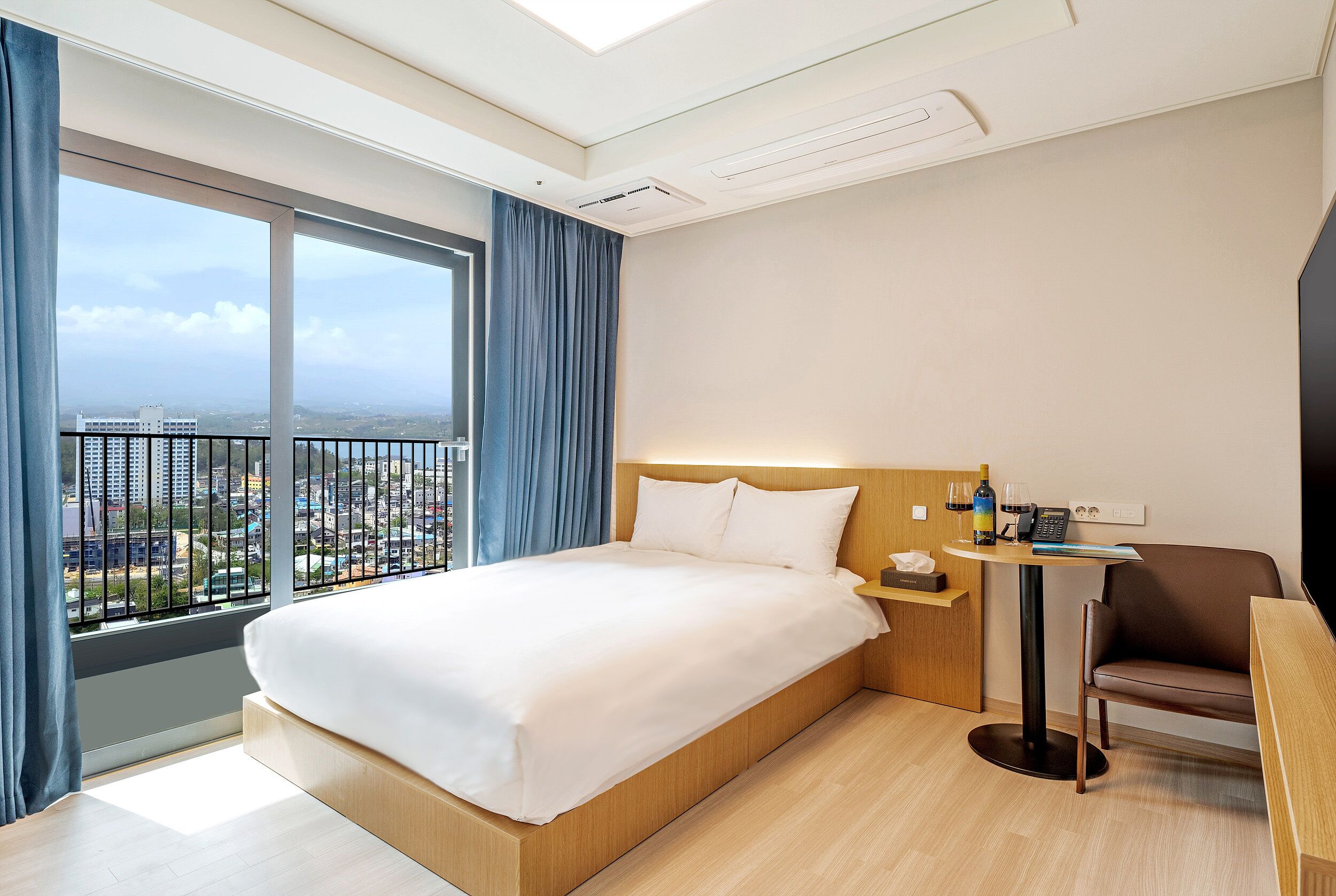 高级双人房 | 高档床上用品、遮光窗帘、免费 WiFi、床单