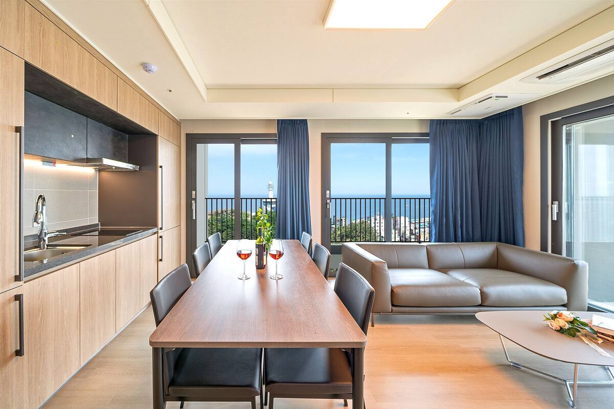 Una cocina moderna con una mesa de comedor, sillas y un sofá.