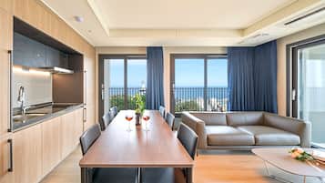 Una cocina moderna con una mesa de comedor, sillas y un sofá.