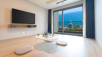 Panorama Ocean View Deluxe Ondol | Premium bedding, blackout drapes, free WiFi, bed sheets
