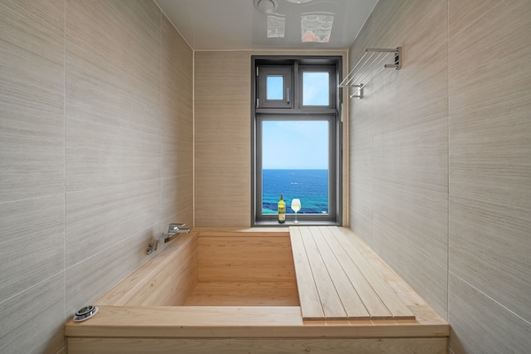 Panorama Ocean View Penthouse Premier | Peralatan tempat tidur premium, langsir/tirai gelap terus
