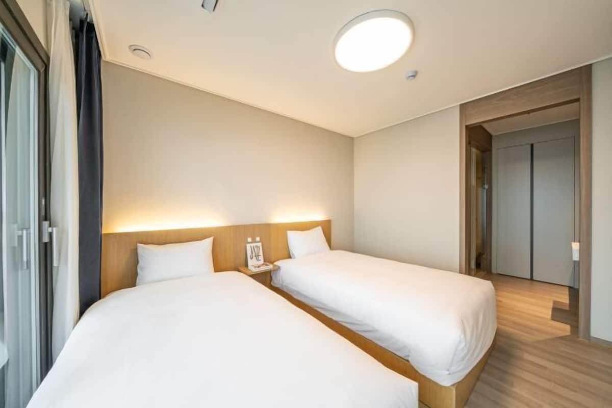 1 bedroom, premium bedding, blackout drapes, free WiFi