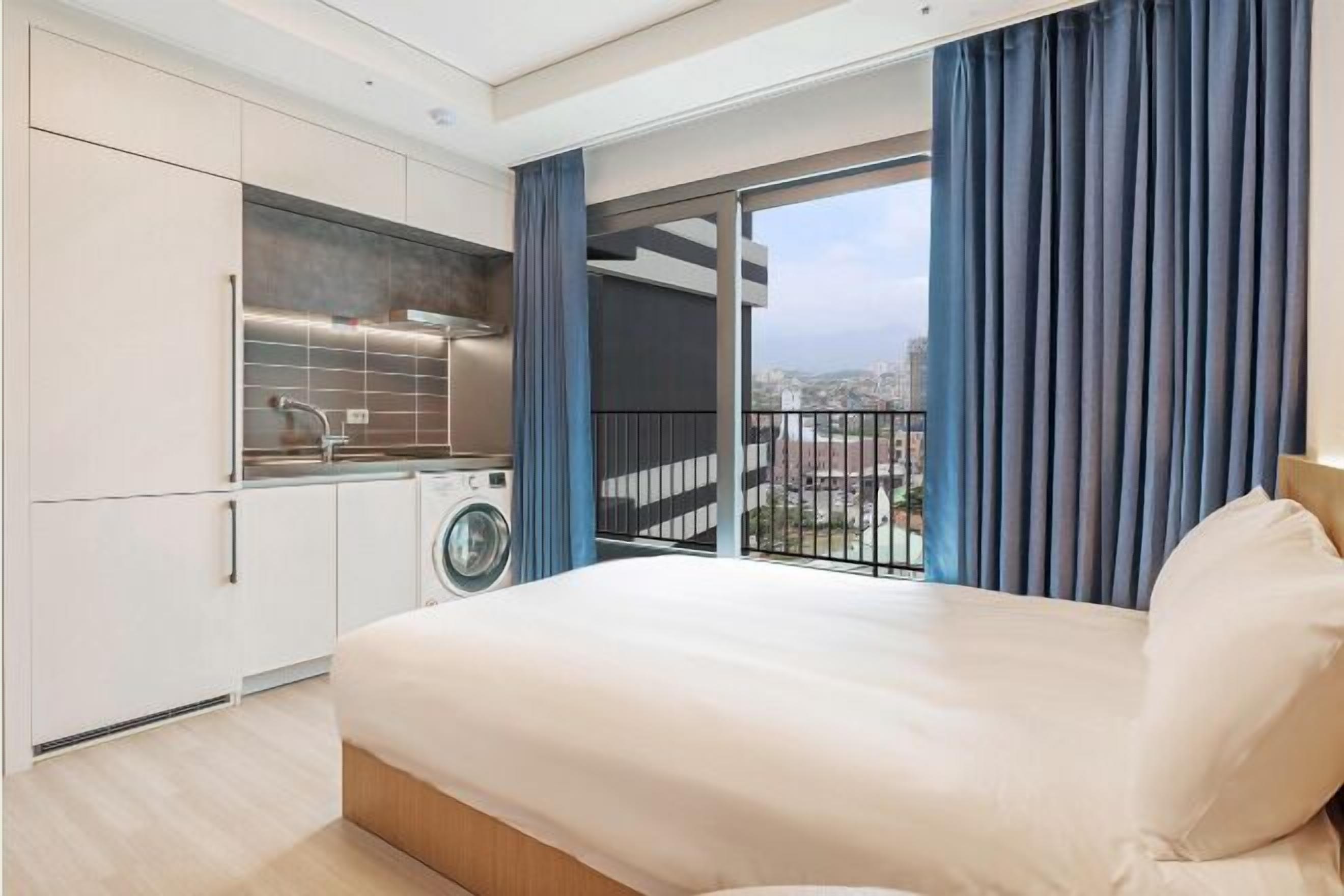 高档床上用品、遮光窗帘、免费 WiFi、床单