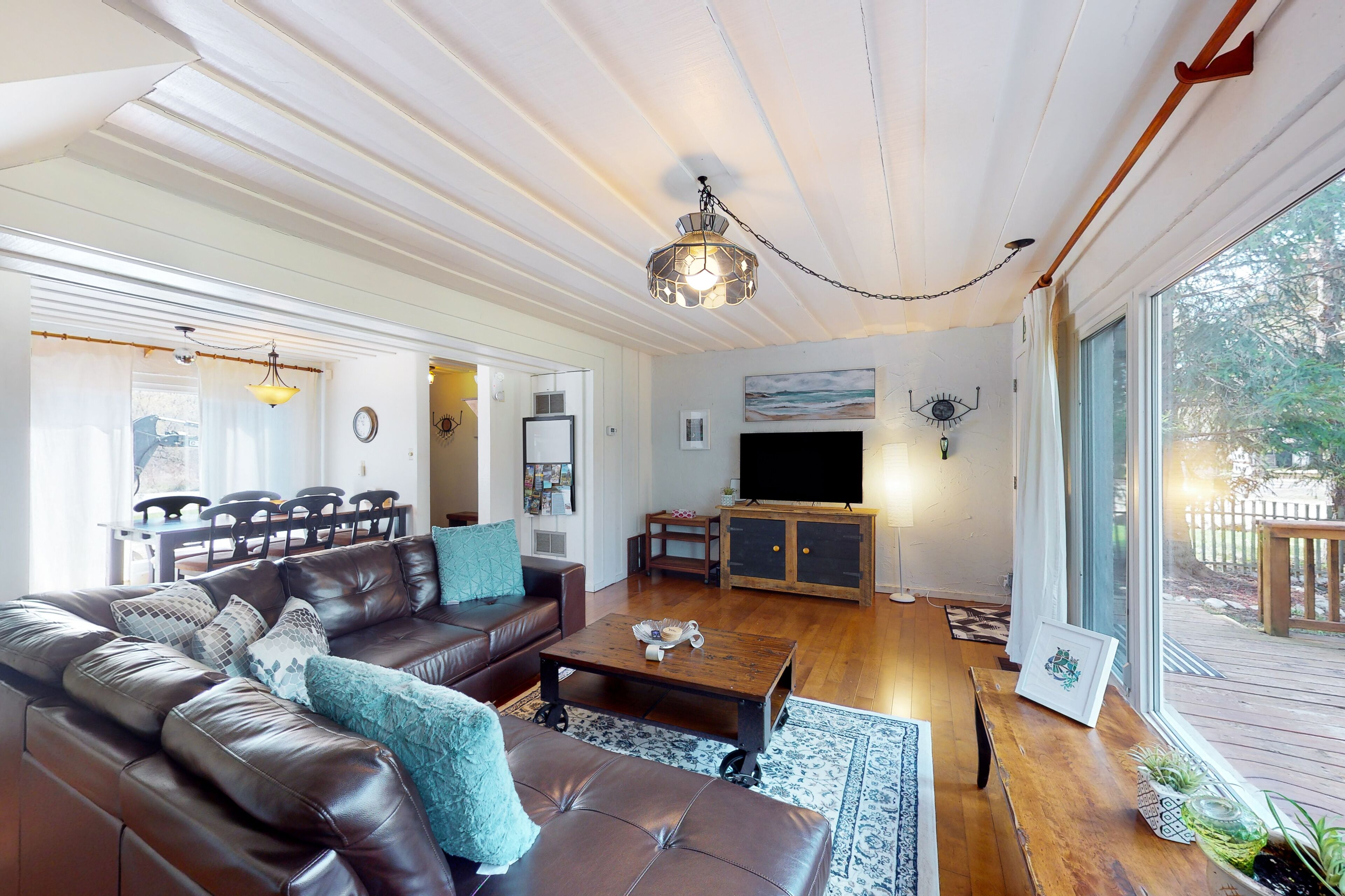 Charming chalet near ski lifts with large backyard, grill, deck, & tennis access