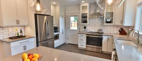 Jääkaappi, mikroaaltouuni, uuni, liesi