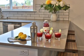 ثلاجة، ميكروويف، فرن، موقد طهي مسطح