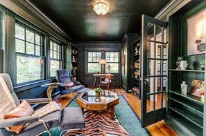 Smart TV, fireplace, books, stereo - MCM Spanish Revival Estate across street from Southern Pines Golf Club (Southern Pines)