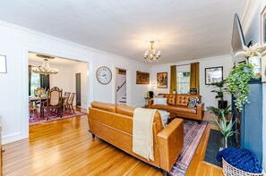 Smart TV, libros, estéreo y oficina 