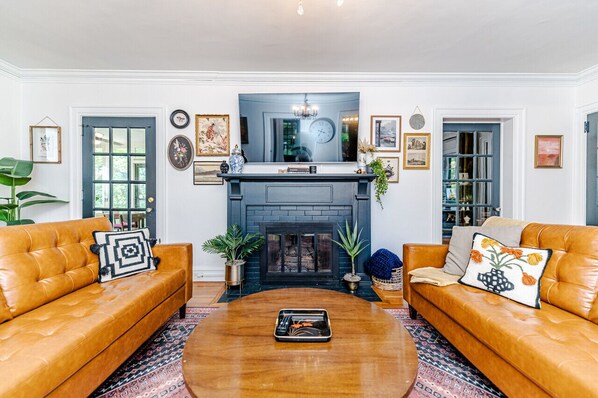 Smart TV, libros, estéreo y oficina 