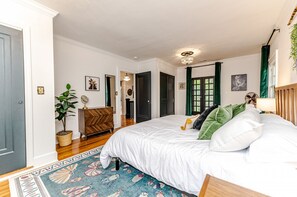 3 slaapkamers, een bureau, een strijkplank/strijkijzer, reisbedje