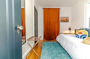 3 habitaciones, escritorio y tabla de planchar con plancha 