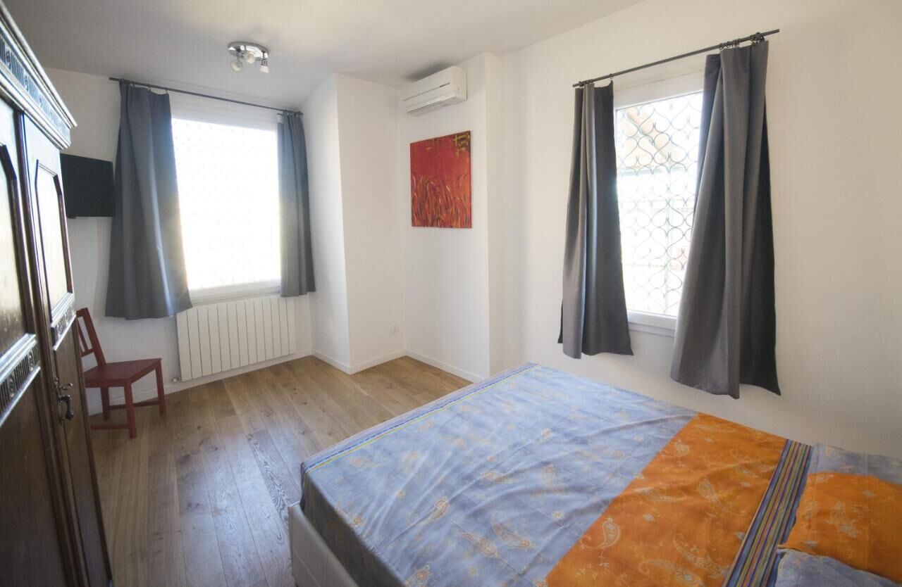 1 habitación, tabla de planchar con plancha y cuna de viaje 