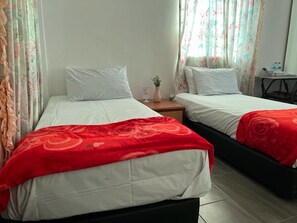 Deluxe Twin Room | Bed sheets - OYO 90786 Motel Merak (Kulim)