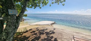 On the beach, sun-loungers, beach towels - Très Belle Villa Bord de mer Avec Plage Privée (Moorea-Maiao)