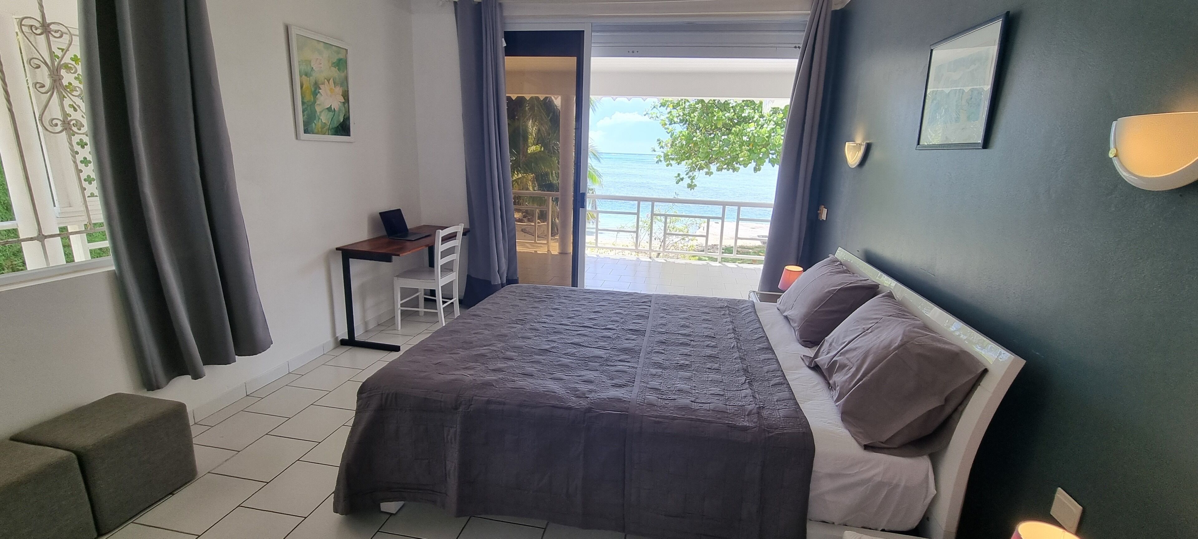 4 habitaciones, caja de seguridad en la habitación y escritorio 