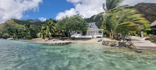 Très belle villa bord de mer avec plage privée.