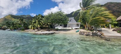 Très Belle Villa Bord de mer Avec Plage Privée