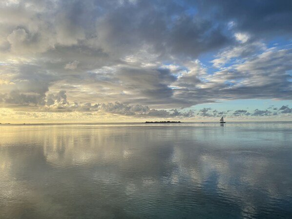 Una masa de agua tranquila que refleja el cielo.
