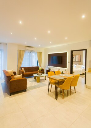 Luxury Apartment, 2 Bedrooms | Memory foam beds, in-room safe, individually decorated