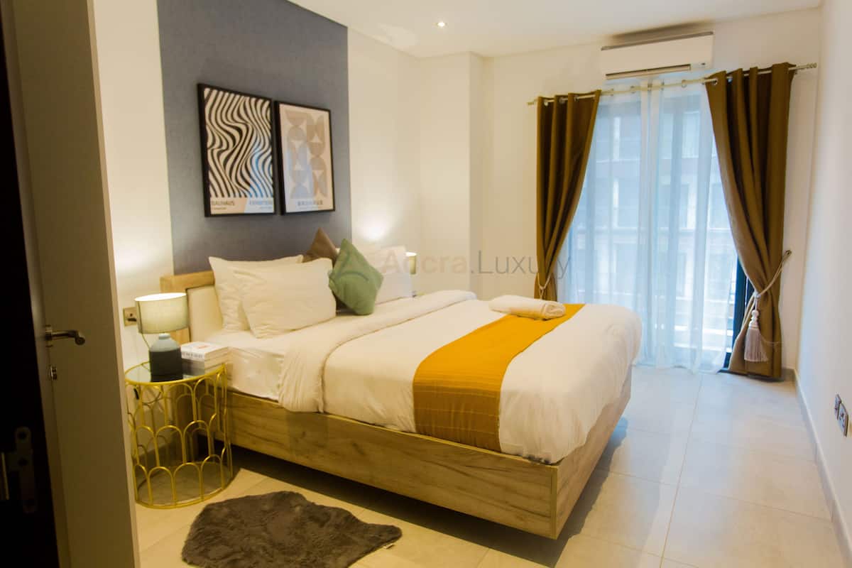 Departamento de lujo, 2 habitaciones | Camas con efecto memoria y caja de seguridad en la habitación