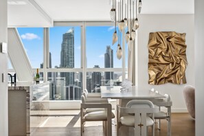 Appartement Luxe, 3 chambres, vue océan, en front de plage | Coin séjour | Télévision à écran plat de 40 cm avec chaînes par satellite, télévision