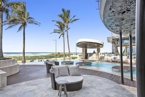 2 outdoor pools - Jewel Beachfront Residences (Surfers Paradise)