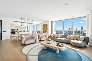 Appartement Luxe, 3 chambres, vue océan, en front de plage | Coin séjour | Télévision à écran plat de 40 cm avec chaînes par satellite, télévision