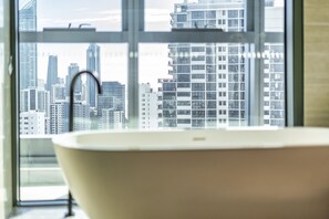 Three-Bedroom Ocean | Salle de bain | Douche, articles de toilette gratuits, sèche-cheveux