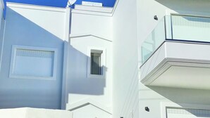Un edificio moderno con una antena parabólica, una puerta y una ventana.